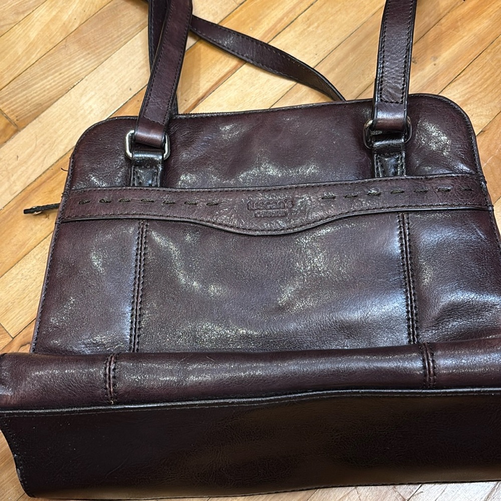 Tuscan’s Collection Brown Leather Long Straps 2 Outer Pockets. Nice Vag
